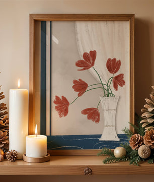 Flores rojas delicadas en un jarrón con interior de elegante cortina