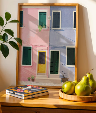 Casas pastel encantadoras con puertas y ventanas coloridas