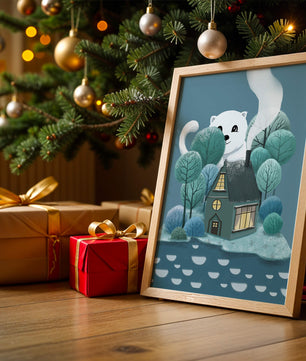 Skurrile Illustration eines gemütlichen Hauses, umgeben von Bäumen und einem freundlichen Wesen