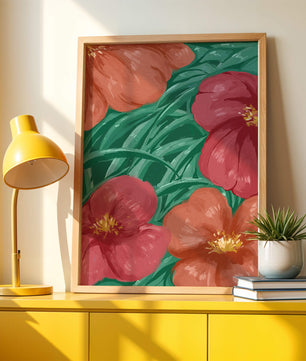 Lebendige Blumenkomposition mit roten und orangefarbenen Blüten auf grünem Laub