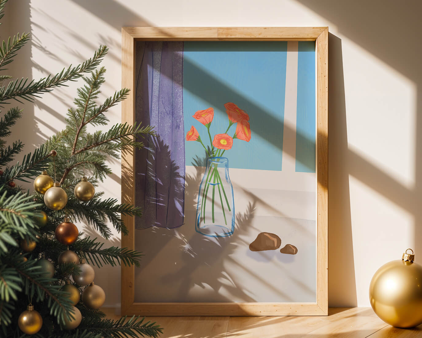 Jarrón con flores naranjas junto a una ventana con una cortina morada.