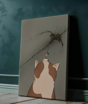 Chat observant une fleur poussant sur un mur fissuré