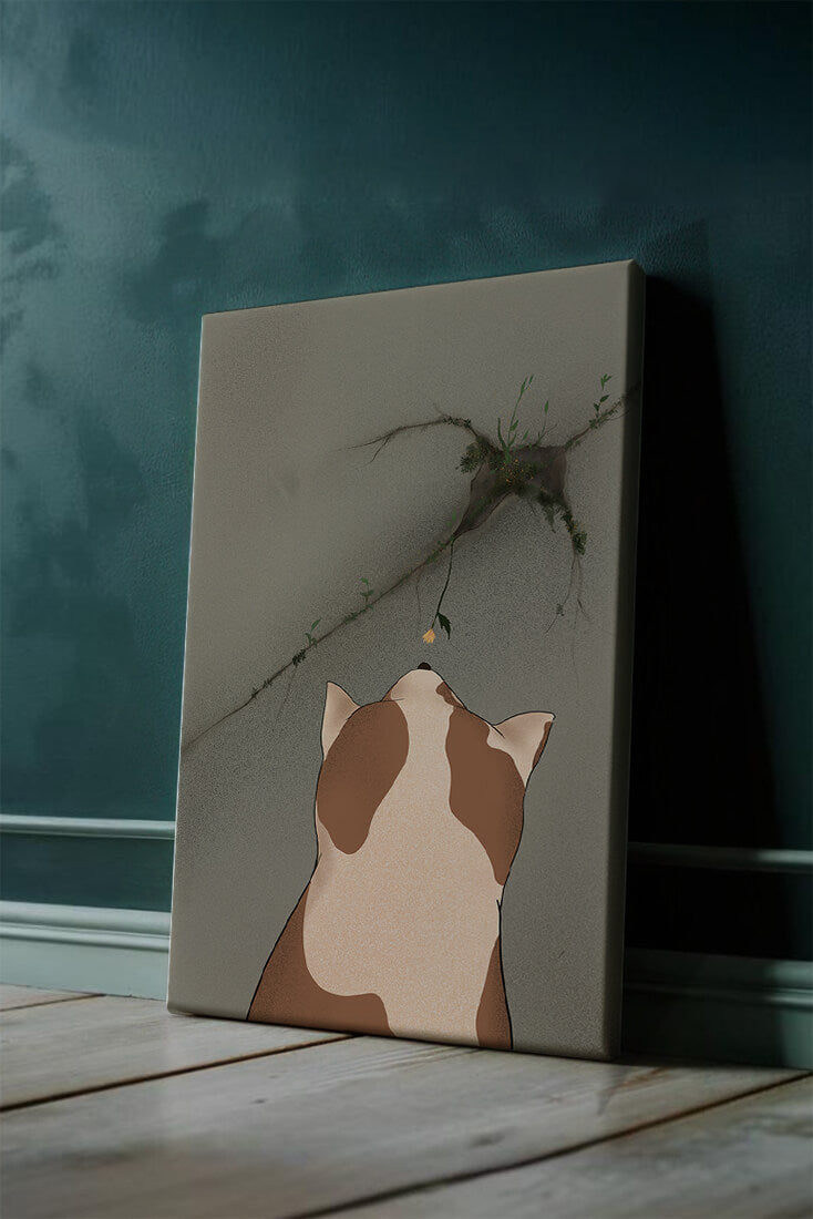 Chat observant une fleur poussant sur un mur fissuré