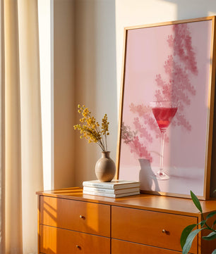 Elegante copa de cóctel roja sobre un fondo texturizado rosa