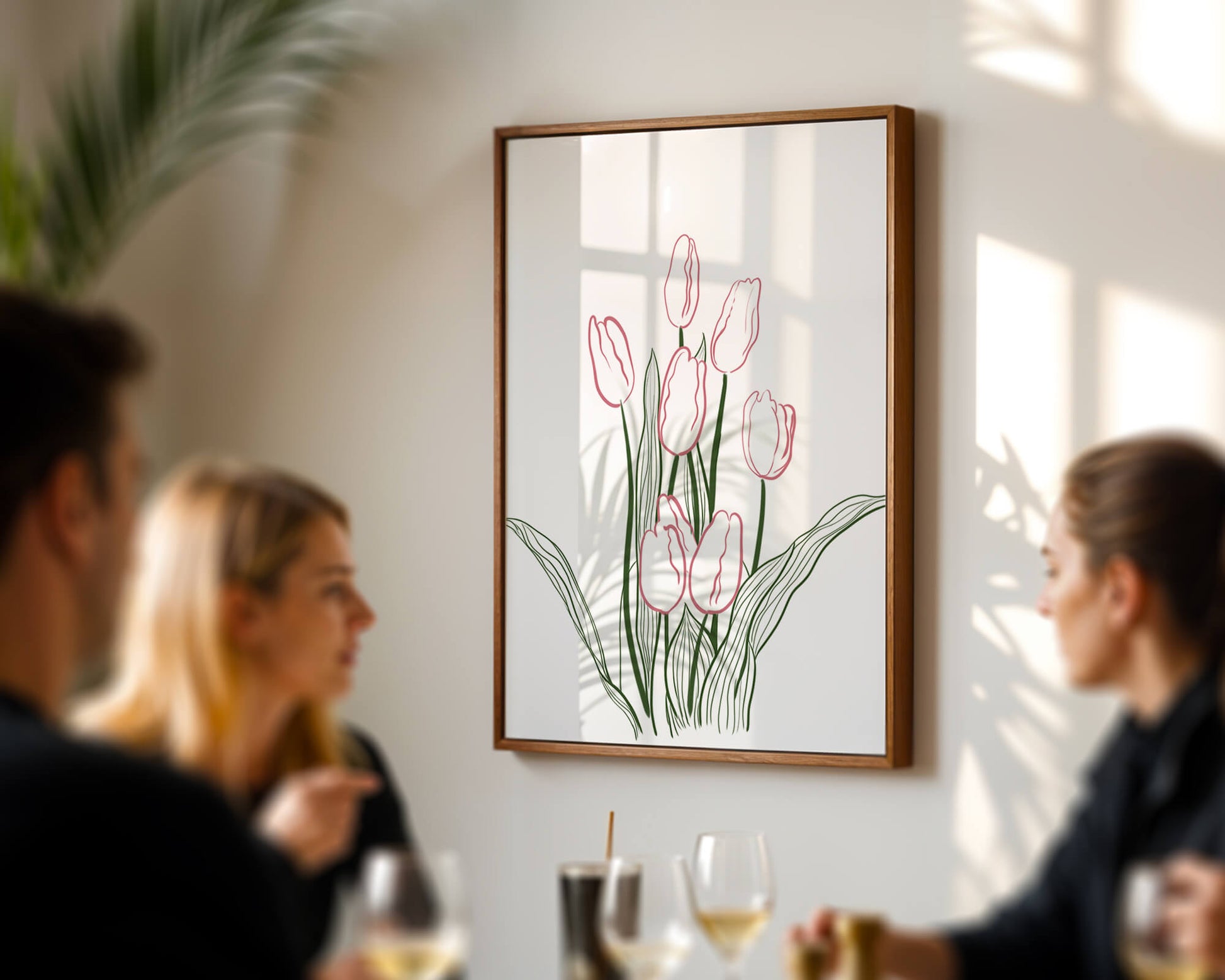 Wunderschöne rosa Tulpen mit grünen Blättern auf einer minimalistischen Leinwand