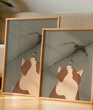 Chat observant une fleur poussant sur un mur fissuré