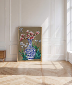 Arreglo floral elegante en un jarrón de porcelana azul y blanco con magnolias