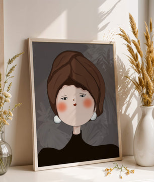 Retrato elegante de una mujer con un tocado único y rasgos expresivos