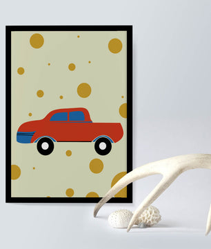 Ilustración abstracta de un coche rojo con círculos dorados sobre un fondo beige