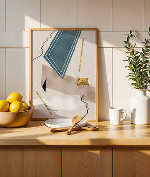 Abstraktes geometrisches Kunstwerk mit goldenen Akzenten und dynamischen Formen