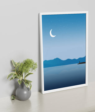 Paisaje Nocturno Sereno con Luna Creciente y Faro