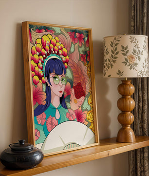 Illustration colorée d’une femme avec une coiffe florale et un fond de poissons