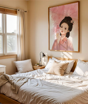 Femme japonaise traditionnelle avec des fleurs de cerisier roses en arrière-plan