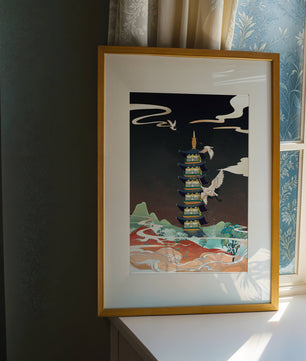 Scène illustrée d’une pagode traditionnelle avec des grues dans un paysage coloré