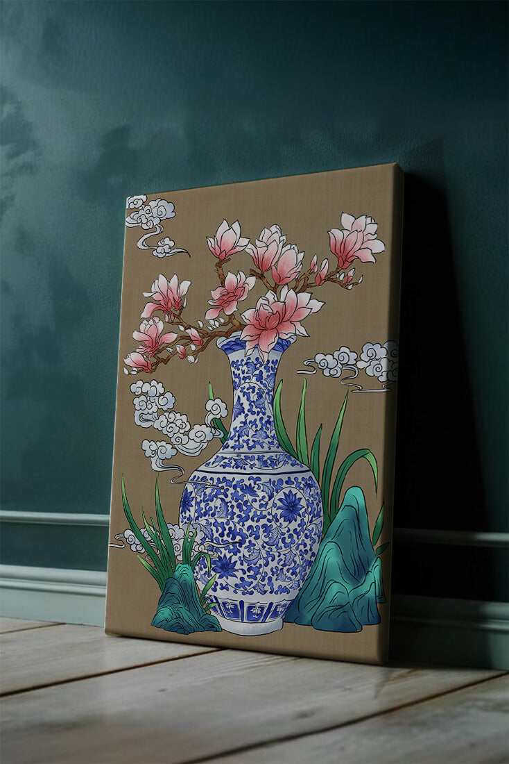 Elegante arreglo floral en jarrón de porcelana azul y blanca con magnolias.