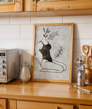 Abstrakte Frau mit botanischen Elementen im minimalistischen Stil