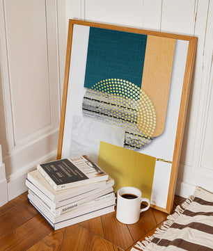 Abstraktes geometrisches Design mit Texturen und goldenen Akzenten