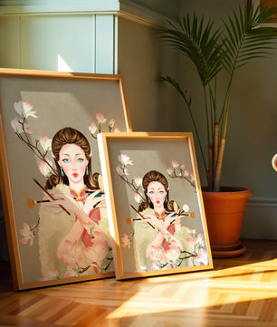 Femme élégante avec des outils de maquillage parmi des branches de magnolia en fleurs