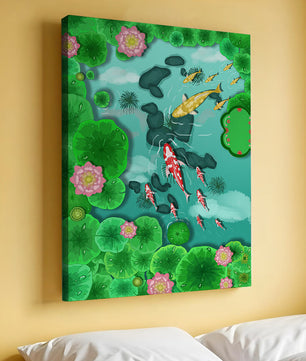 Étang à carpes koï vibrant avec des fleurs de lotus et des nénuphars verts