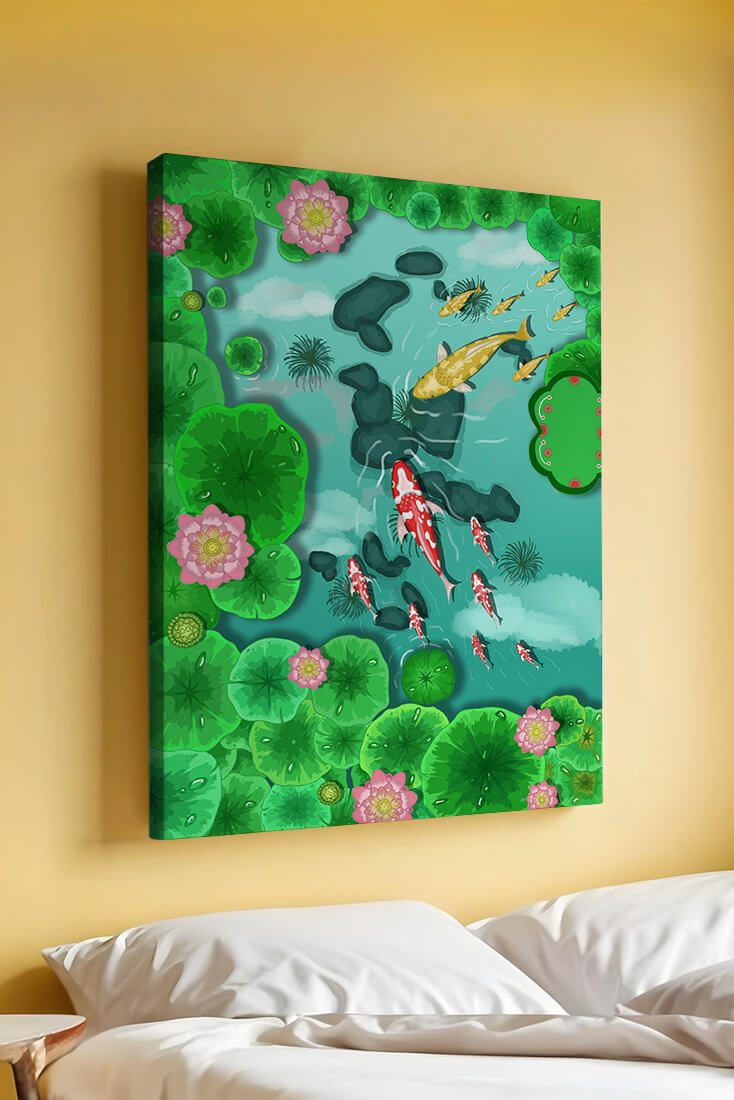 Étang à carpes koï vibrant avec des fleurs de lotus et des nénuphars verts