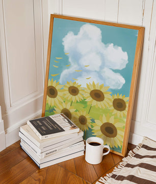 Sonnenblumen in einer hellen Wiese mit blauem Himmel und Wolken
