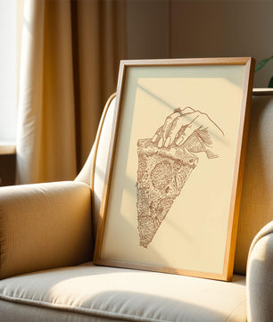 Mano sosteniendo una ilustración detallada de una porción de pizza vintage