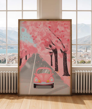 Coche vintage rosa en un camino lleno de flores de cerezo