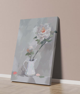 Elegantes peonías blancas en una jarra de cerámica con fondo pastel suave
