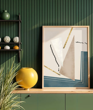 Abstraktes geometrisches Kunstwerk mit goldenen Elementen