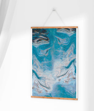 Pintura texturizada abstracta en azul y crema con patrones giratorios