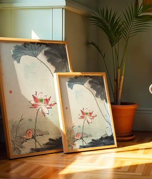 Aquarell Lotusblüte mit Seerosenblättern in ruhiger Szene