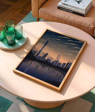 Skyline der Stadt bei Sonnenuntergang mit futuristischem Touch und Wasserspiegelung