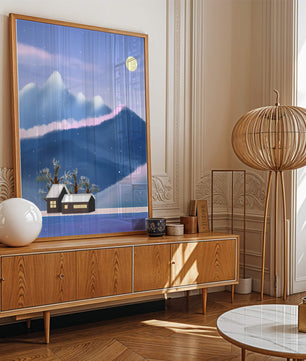 Paysage de montagne enneigée avec des maisons et des arbres sous la lumière de la lune