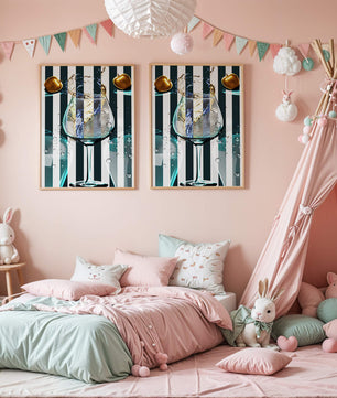 Elegante copa de champán con manzanas doradas y fondo a rayas
