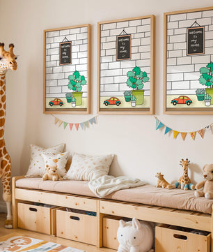 Kreidetafel-Schild mit Topfpflanzen und Spielzeugauto auf Ziegelmauer-Hintergrund