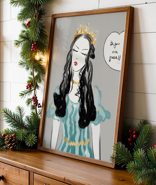 Femme élégante en robe turquoise avec une couronne dorée