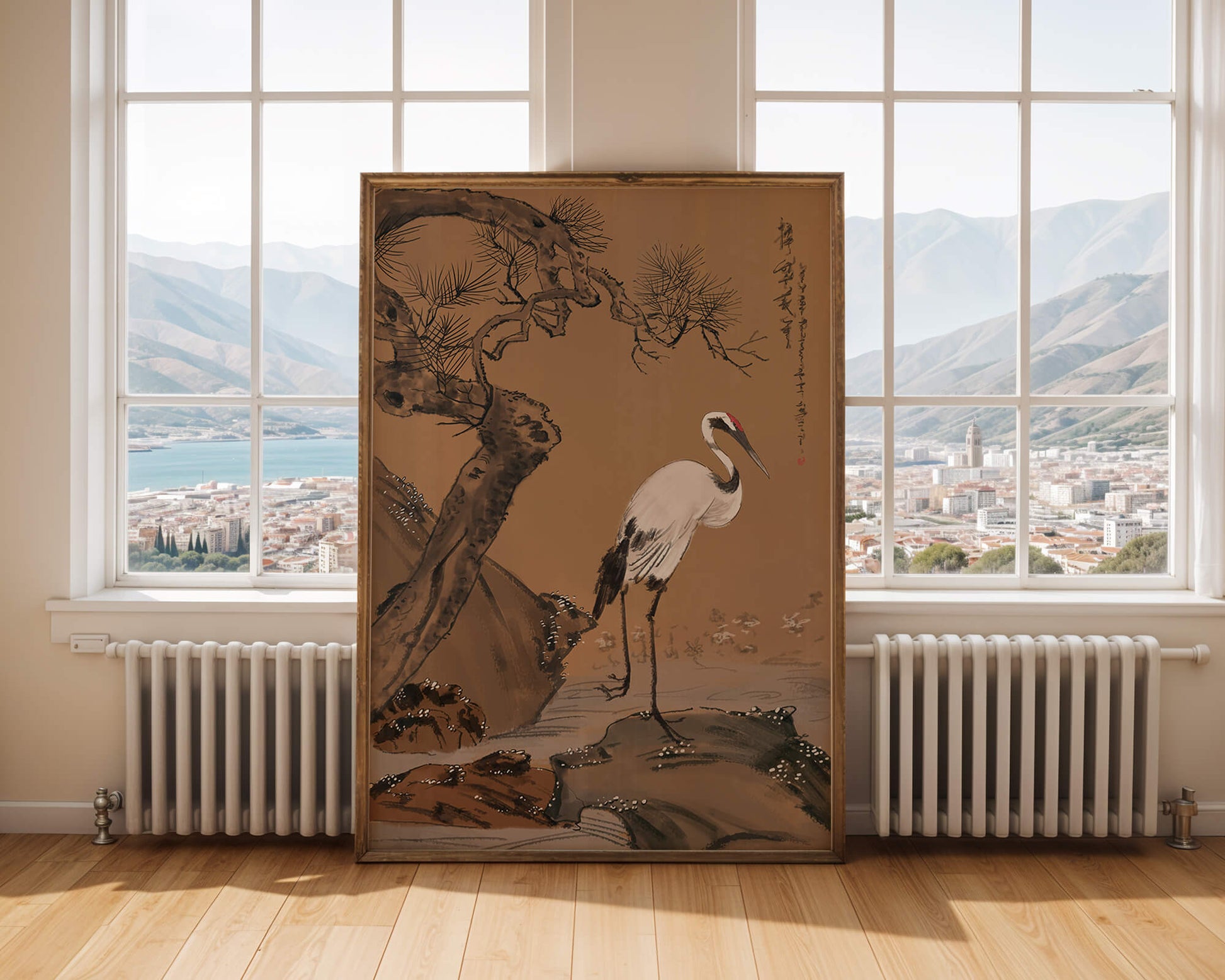 Pintura tradicional en tinta de una grulla y un pino en un paisaje sereno.