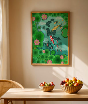 Étang à carpes koï vibrant avec des fleurs de lotus et des nénuphars verts