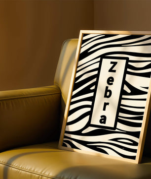 Diseño elegante de impresión de cebra con acento de texto en negrita