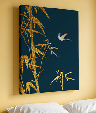 Goldener Bambus und Vogel vor tiefblauem Hintergrund