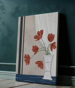 Flores rojas delicadas en un jarrón con interior de elegante cortina