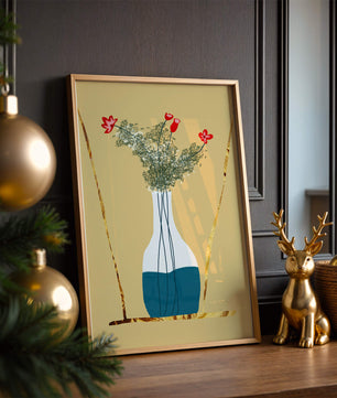 Vase avec des fleurs rouges et des accents dorés