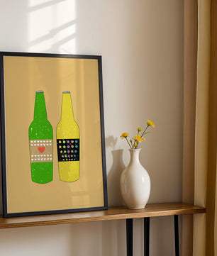 Ilustración de botellas de cerveza coloridas con etiquetas artísticas