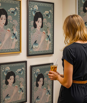 Mujer elegante en kimono floral rodeada de pájaros y flores de loto