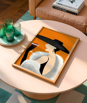 Femme élégante avec un chapeau noir et une fourrure blanche avec un verre de vin