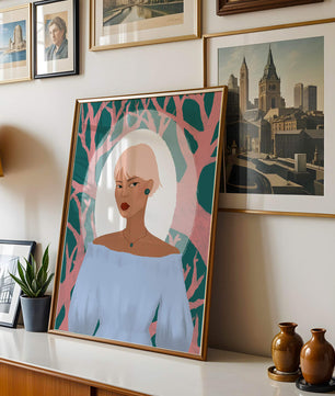 Illustration einer Frau mit einem pastellfarbenen Hintergrund aus abstrakten Bäumen