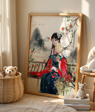 Joven mujer hermosa con vestido tradicional asiático sosteniendo un abanico en un jardín