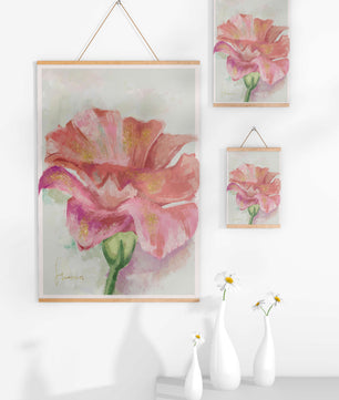 Flor rosa vibrante con acentos dorados en estilo abstracto