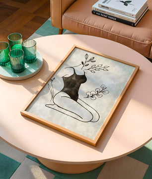Abstrakte Frau mit botanischen Elementen im minimalistischen Stil