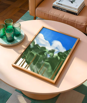 Malerische Waldlandschaft mit blauem Himmel und flauschigen Wolken
